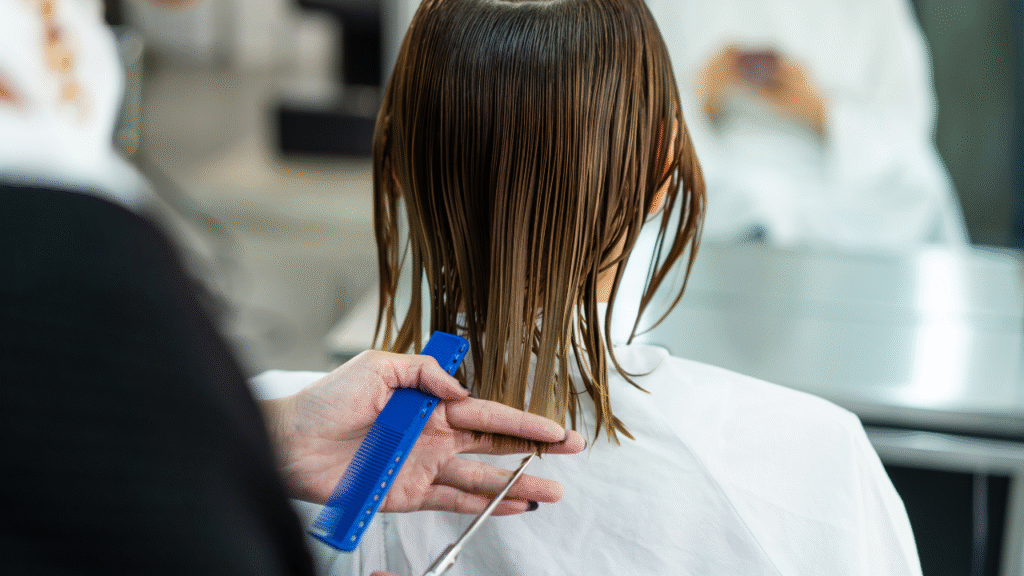 Corte de cabello en una perruqueria de Badalona, cliente recibiendo atención en el salón